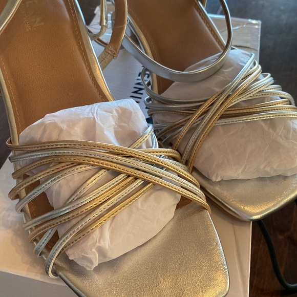 Extrawide width metallic strappy kitten heal sandal faux leather gold/silver NWT - Picture 4 of 6